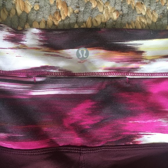 lululemon | Burgundy High-Waisted Capri Legging with Patterned Waist (4) - Picture 5 of 5